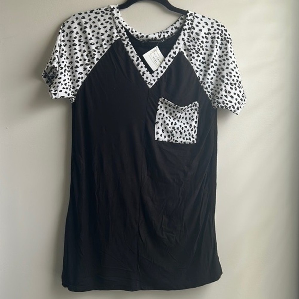5/$25 Women's V Neck Black and Dalmatian Short Sleeve Top NWT Small